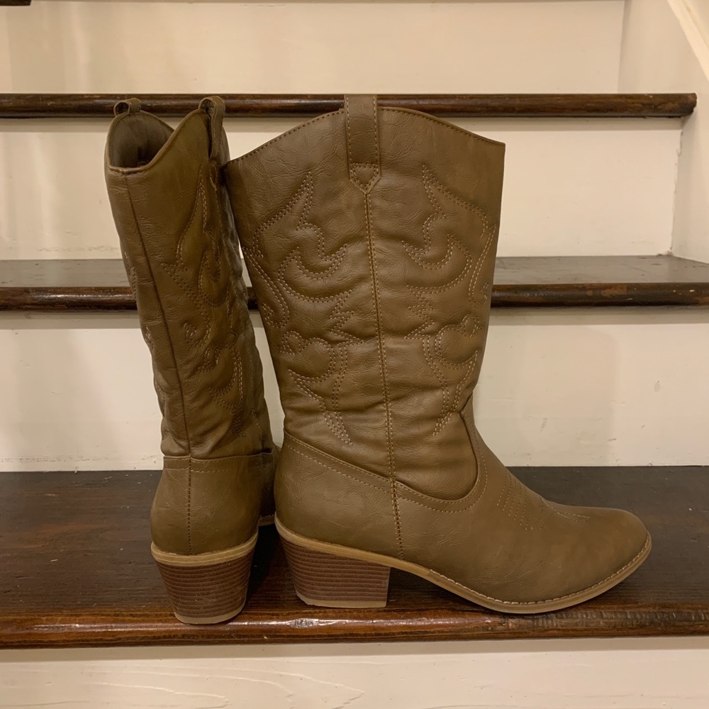 Charles Albert Women's Cowboy Boot in Mocha